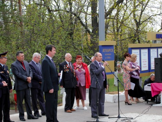 Глава администрации Аткарского МР Алексей Решетников выступает на Дне весны и труда