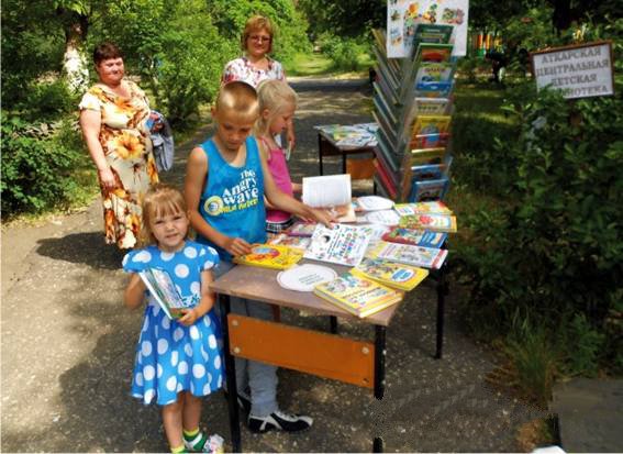 В Аткарском городском парке открылась библиотечная площадка
