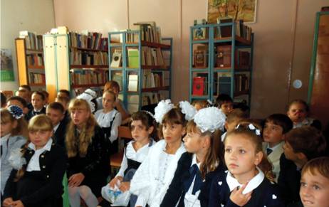 Школьнике на традиционном уроке краеведения в Аткарской детской библиотеке в День знаний