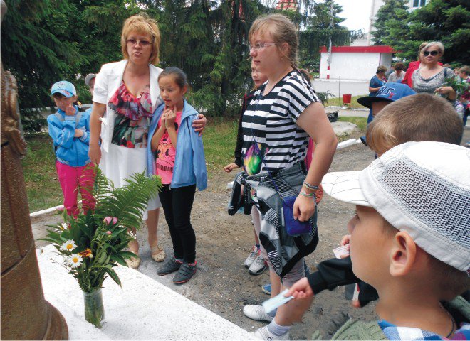 Аткарские библиотекари и учащиеся возложили цветы к памятнику Александру Сергеевичу Пушкину