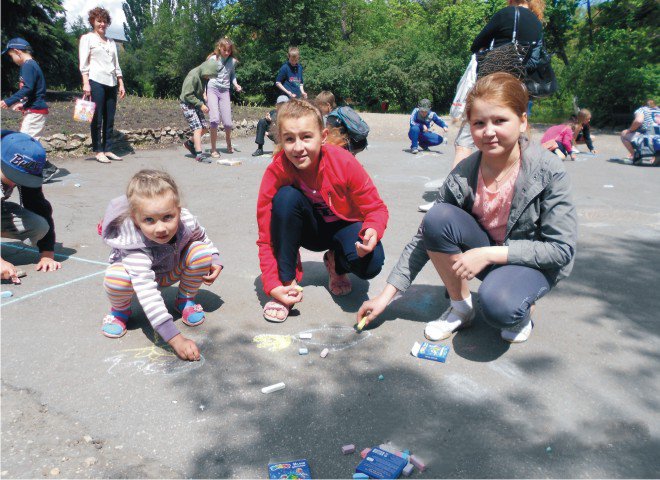 В Пушкинский день России для школьников организовали конкурс рисунков на асфальте